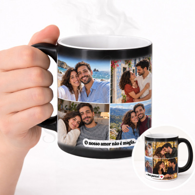 Caneca preta e branca com fotos de casal e texto, com vapor a sair