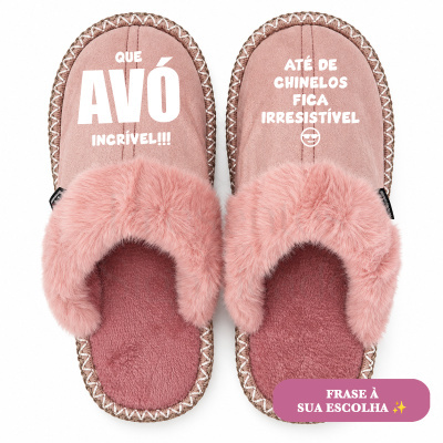 Chinelos cor-de-rosa com pelo e texto impresso branco para avó