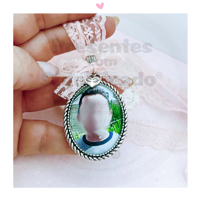 Chaveiro com moldura oval prateada, fita de renda rosa e fotografia colorida