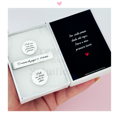 Conjunto de acessórios personalizados em prata numa caixa branca com cartão preto com texto.
