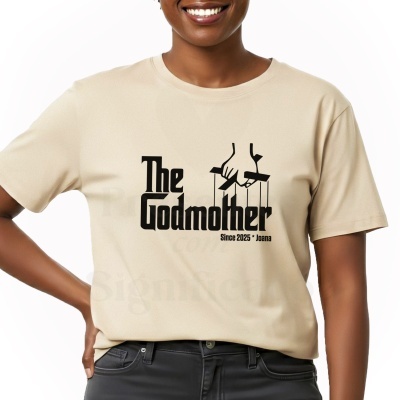 T-shirt bege com estampado The Godmother e mão com controlo de marionetas em preto