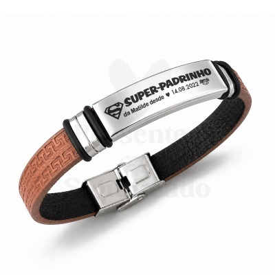 Pulseira de couro castanho com placa metálica prateada gravada
