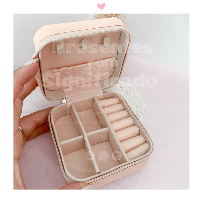 Estojo para joias bege com interior aveludado e compartimentos