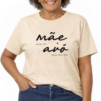 T-shirt bege com texto preto e vermelho, mulher a usar calças de ganga azul