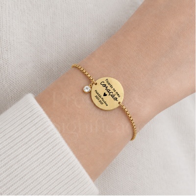 Pulseira dourada com pendente redondo gravado e pedra pequena