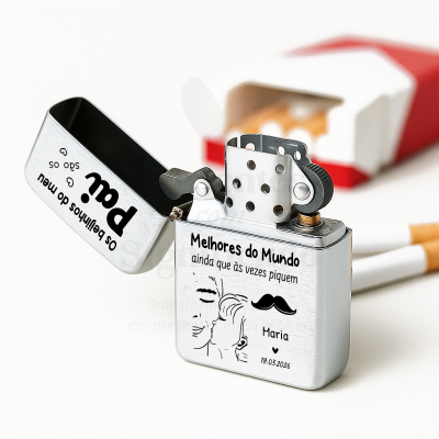 Isqueiro metálico com texto personalizado ao lado de caixa de tabaco e cigarro.