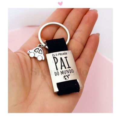 Porta-chaves com pendente em forma de carro e placa metalizada com texto em português