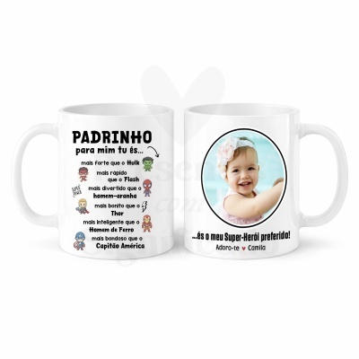 Caneca branca com texto colorido e foto de uma criança sorridente com faixa no cabelo