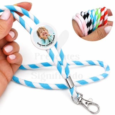 Cordão azul e branco com pendente com foto e texto em português