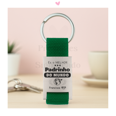 Porta-chaves com tira verde e chapa metálica com gravação para padrinho