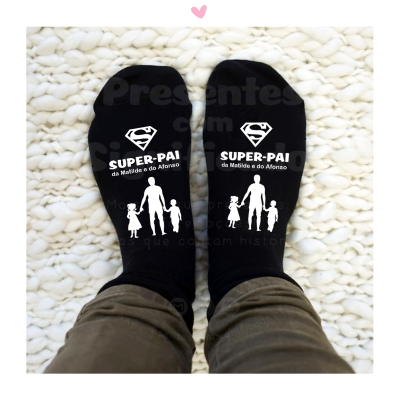 Par de meias pretas com estampado branco 'SUPER-PAI da Matilde e do Afonso' e silhuetas de pai e crianças