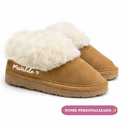 Chinelos castanhos com pele sintética branca e nome personalizado Matilde
