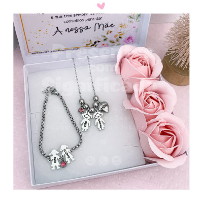 Caixa de presente com conjunto de bijuteria e rosas cor-de-rosa