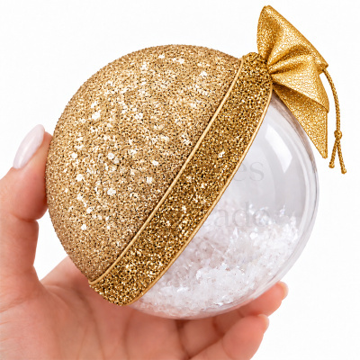 Bola de Natal transparente e dourada com neve artificial no interior