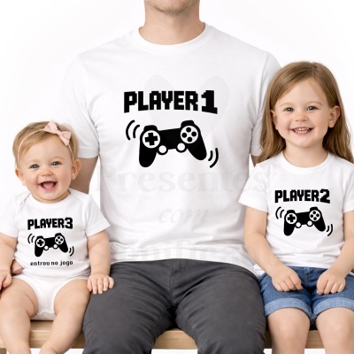 Conjunto de t-shirts brancas com comandos de videojogo e textos PLAYER1, PLAYER2, PLAYER3 entrou no jogo.