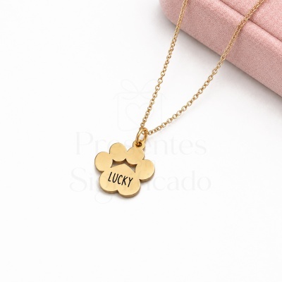 Colar dourado com pendente em forma de pata com a palavra LUCKY gravada