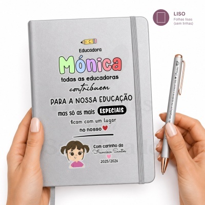 Caderno cinza com capa personalizada para Educadora Mónica e caneta prata com detalhes dourados.