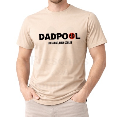T-shirt bege com texto DADPOOL e subtítulo LIKE A DAD, ONLY COOLER