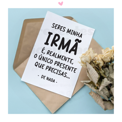 Cartão branco com texto preto sobre envelope bege e flores secas num fundo azul claro