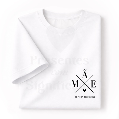 T-shirt branca com estampa preta cruzada e texto temático