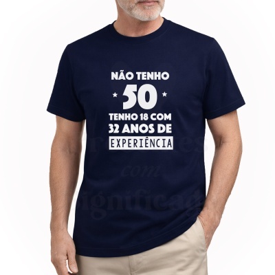 Homem a usar t-shirt azul escura com texto branco estampado