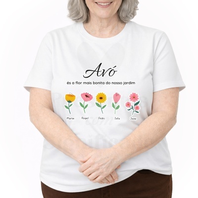 T-shirt branca com flores e texto dedicado a uma avó