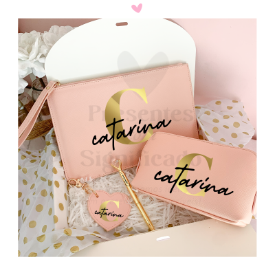 Conjunto rosa claro com nome catarina e iniciais douradas, carteira, porta-moedas e chaveiro coração