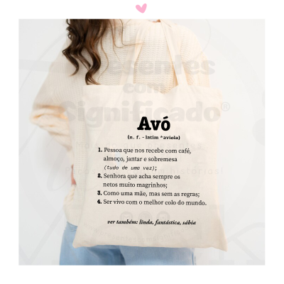 Saco de pano bege com texto impresso preto sobre a definição da palavra Avó, segurado por pessoa com roupa clara