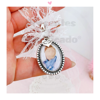 Pingente oval com foto e laço de renda branca