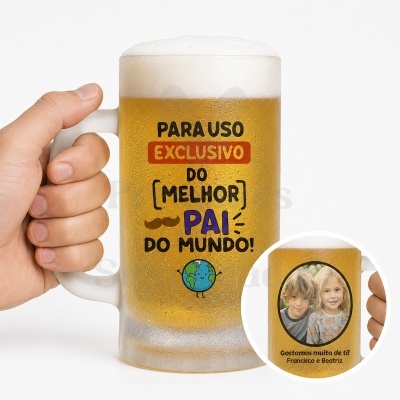 Caneca de cerveja de vidro fosco com texto colorido e foto personalizada.