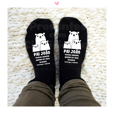 Meias pretas com estampa branca de ursos e texto em português
