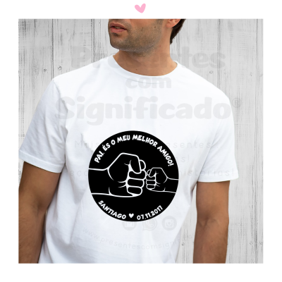 T-shirt branca com estampado preto de dois punhos em toque e texto em português.