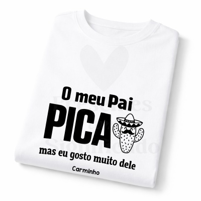 T-shirt branca com impressão preta de cacto com chapéu, texto em português.