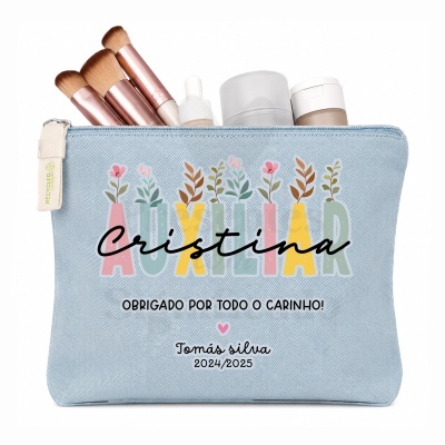 Necessaire azul claro personalizado com texto e flores, com pincéis e cosméticos dentro