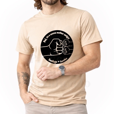 T-shirt bege com estampado preto circular e texto em português