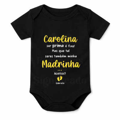 Body preto para bebé com texto em amarelo e branco para convite de madrinha