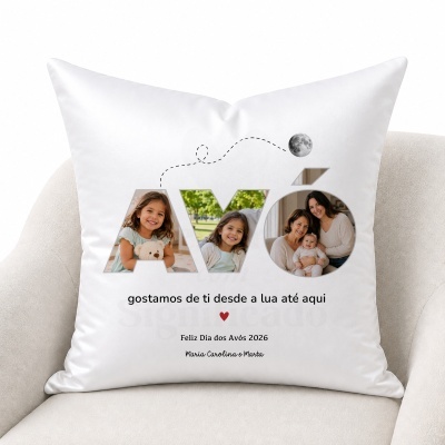 Almofada branca personalizada com fotos e mensagem dedicada à avó