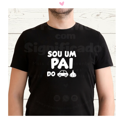 Homem a usar camiseta preta com texto e imagens brancas