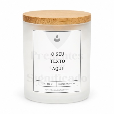 Vela aromática em vidro fosco com tampa de madeira e etiqueta personalizada