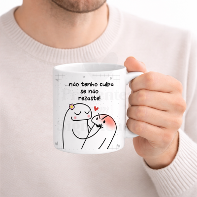 Caneca branca com desenho e texto em português