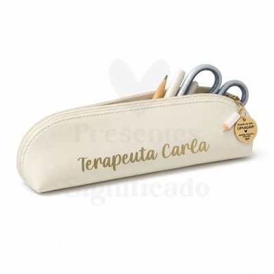 Estojo creme personalizado com material texturado e texto Terapeuta Carla em dourado.