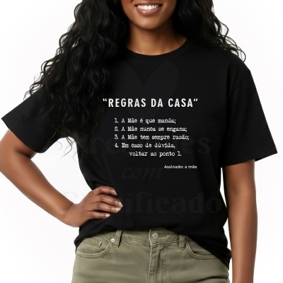 Camiseta preta com texto humorístico branco sobre regras da casa