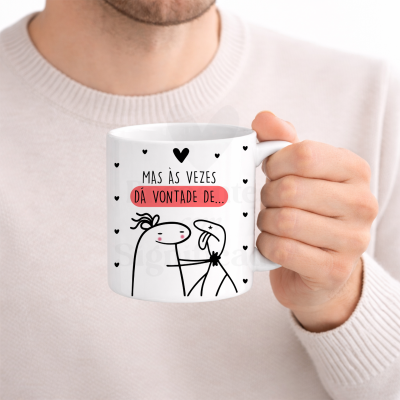 Caneca branca com ilustração e texto em português segurada por mão de pessoa