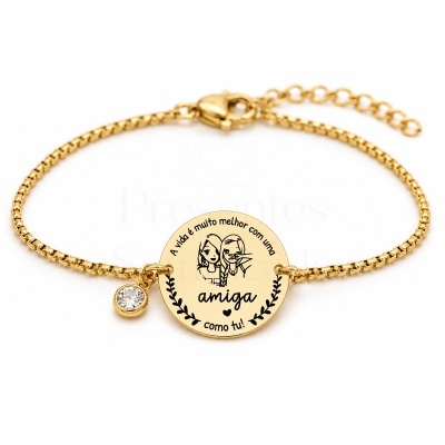 Pulseira dourada com pendente redondo gravado e pequeno pendente de cristal
