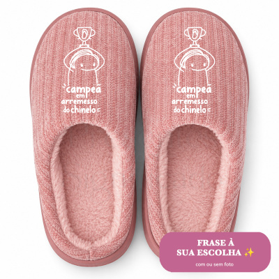 Chinelos rosa com texto e ilustração branca