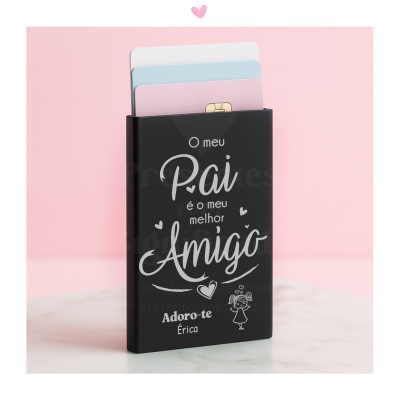 Porta-cartões preto com mensagem em branco para pai em fundo rosa.
