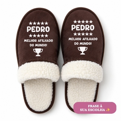Chinelos castanhos com interior de lã branca e texto personalizado em branco
