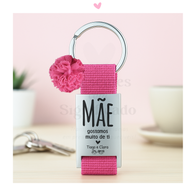 Chaveiro rosa com gravação para mãe e pompom cor de rosa