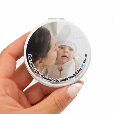 Compacto branco redondo com foto personalizada de mulher beijando bebé e texto em português.