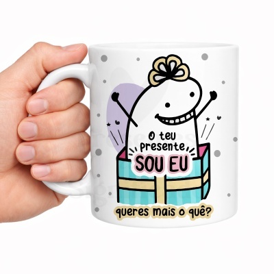 Caneca branca com personagem em caixa de presente e texto em português.